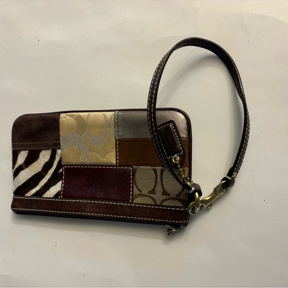 Coach Leather Suede Mixed Media Patchwork Zip Wristlet 7 X 4” - Picture 2 of 7